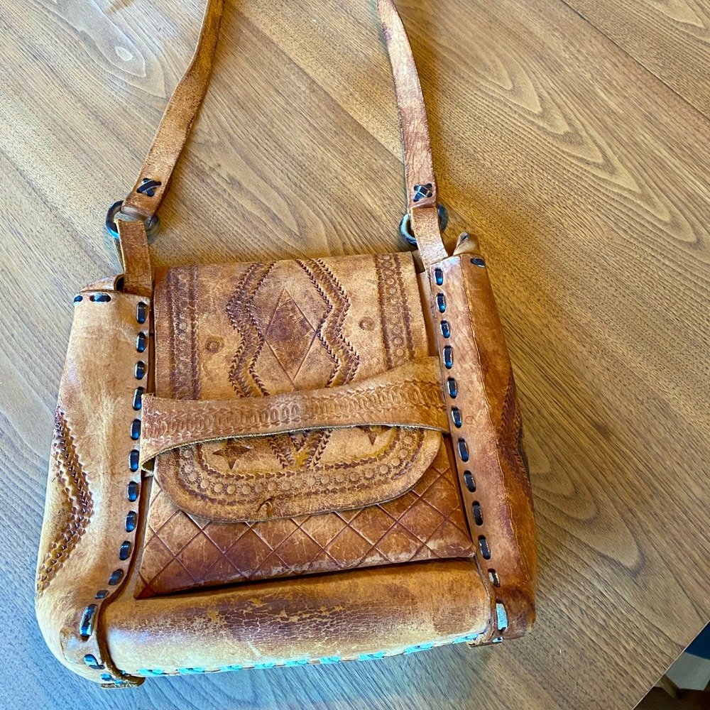 LEATHER folk-style shoulder bag